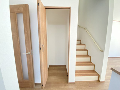 【収納】 | 那覇市具志（全7棟）E号棟 | E号棟　リビング階段♪階段下収納付き♪