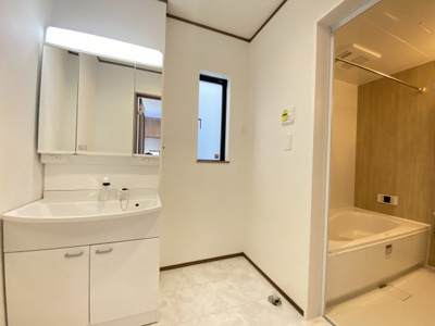 【独立洗面台】 | 那覇市具志（全7棟）E号棟 | E号棟　三面鏡付き洗髪洗面化粧台♪