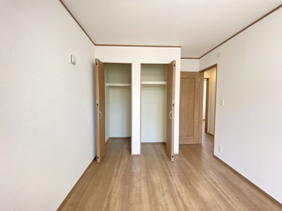 【収納】 | 那覇市具志（全7棟）E号棟 | E号棟　洋室6帖＋Wクロゼット付き♪