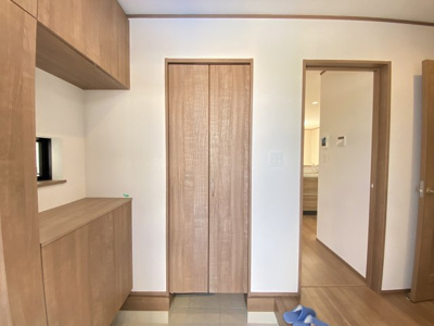 【玄関】 | 那覇市具志（全7棟）E号棟 | E号棟　十分な収納付き玄関♪SIC付き♪