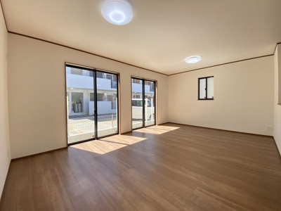 【居間・リビング】 | 那覇市具志（全7棟）E号棟 | E号棟　LDK17.5帖♪リビング階段♪階段下収納付き♪