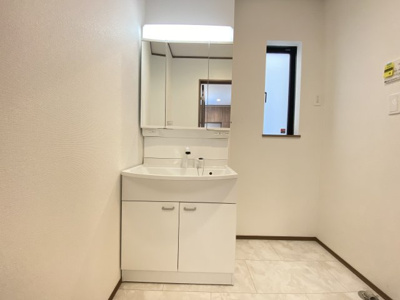 【独立洗面台】 | 那覇市具志（全7棟）E号棟 | E号棟　三面鏡付き洗髪洗面化粧台♪