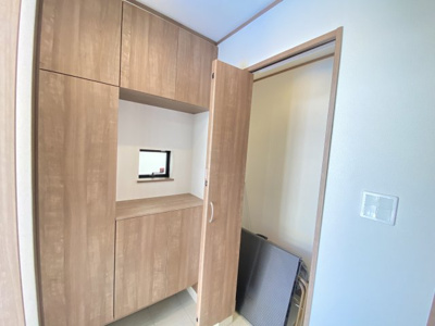 【玄関】 | 那覇市具志（全7棟）E号棟 | E号棟　十分な収納付き玄関♪SIC付き♪