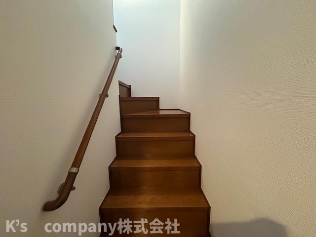 ●茅ヶ崎市菱沼1丁目　中古戸建の内装|手すり付き階段♪