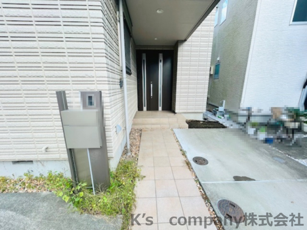 ●茅ヶ崎市菱沼1丁目　中古戸建の外観|玄関周辺スペーポスト置き場♪ス◇