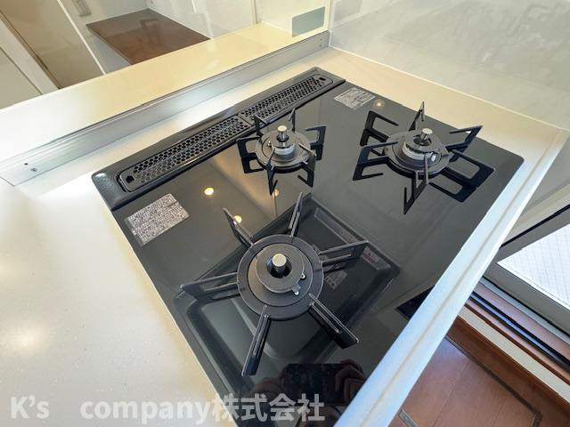 ●茅ヶ崎市菱沼1丁目　中古戸建のキッチン|同時進行ができる3口コンロ♪