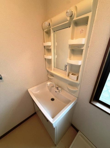 収納棚があり使いやすい洗面台です☆