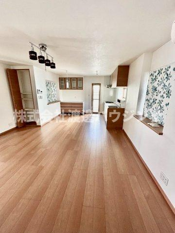 宮田町２丁目一戸建の居間・リビング