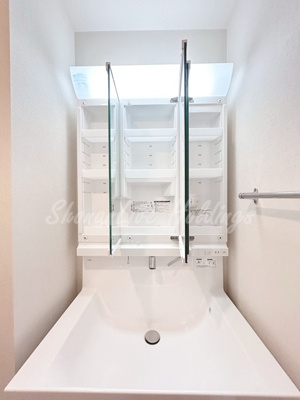 【洗面所】 | Geminos CHIGASAKI | 明るい洗面所です