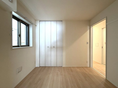 【寝室】 | 【新築】Nalu Avion/ナル・アヴィオン | 洋室4.5帖☆クローゼットがあります♪お洋服の多い方もお部屋が片付いて快適に過ごせますね♪