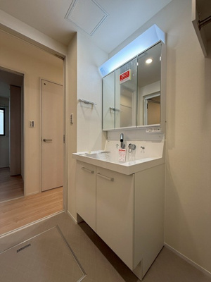 【洗面所】 | 【新築】Nalu Avion/ナル・アヴィオン | 角度の変えられる3面鏡付きの洗髪洗面化粧台です♪朝のバタバタに大活躍！お化粧する時にも便利☆