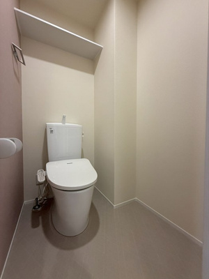 【トイレ】 | 【新築】Nalu Avion/ナル・アヴィオン | トイレは温水洗浄便座付き♪人気のバストイレ別です♪小物を置ける便利な棚やタオルハンガーも付いています♪