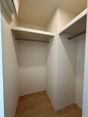 【収納】 | 【新築】Nalu Avion/ナル・アヴィオン | 洋室6帖のお部屋にあるウォークインクローゼットです♪たっぷり収納できてお洋服や荷物が多くてもお部屋すっきり☆