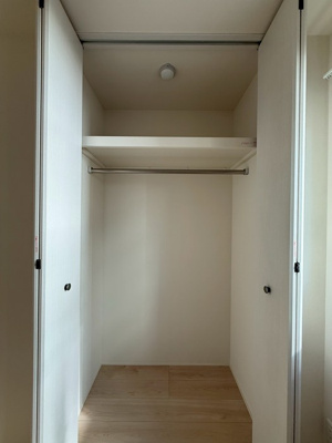 【収納】 | 【新築】Nalu Avion/ナル・アヴィオン | 洋室6.6帖のお部屋にあるクローゼットです☆大切なお洋服もしわにならないようにハンガーがけができます☆