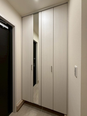 【玄関】 | 【新築】Nalu Avion/ナル・アヴィオン | 奥行きのあるシューズクロークで玄関すっきり片付きます☆靴だけでなく少しかさばる荷物も収納できるのがポイント！全身ミラーもついています☆