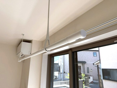 【設備】 | 【新築】Nalu Avion/ナル・アヴィオン | リビングダイニングキッチンにある室内物干しです！雨の日やお出掛け時の室内干しにとても便利☆花粉や梅雨の時期に重宝しますね♪