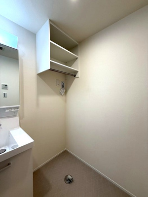 【設備】 | 【新築】Nalu Avion/ナル・アヴィオン | 洗面所内、洗髪洗面化粧台横にある室内洗濯機置き場です♪上部には便利な収納棚付き♪