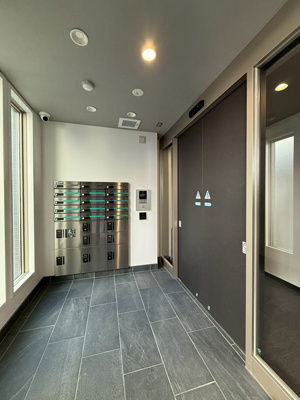 【その他共用部分】 | 【新築】Nalu Avion/ナル・アヴィオン | 共用エントランスには宅配BOXがあるので荷物の受け取りもスムーズに♪再配達を依頼する手間が省けます☆