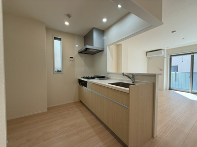 【キッチン】 | 【新築】Nalu Avion/ナル・アヴィオン | グリル付き3口ガスコンロのシステムキッチンです☆3口コンロは複数の調理を同時にできるので時短にもGOOD☆窓があるので換気もOK♪