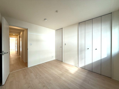 【寝室】 | 【新築】Nalu Avion/ナル・アヴィオン | 洋室6帖☆ウォークインクローゼットとクローゼットがあります♪荷物の多い方も安心の収納力です！