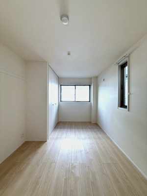 【洋室】 | 【新築】Nalu Avion/ナル・アヴィオン | 洋室6.6帖☆玄関から入って突き当りにあるお部屋です♪ベッドを置いて寝室にするのもオススメ☆洋室4.5帖のお部屋に繋がっています☆