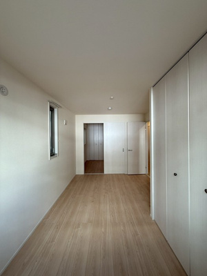 【寝室】 | 【新築】Nalu Avion/ナル・アヴィオン | 洋室6.6帖☆クローゼットがあります♪お洋服がスッキリ収納できて、整理しやすくなりますね☆