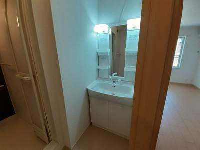 【洗面所】 | サンヒルズ楠葉 | 明るい洗面所です