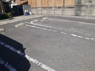 【駐車場】 | サンヒルズ楠葉 | 車をお持ちの方に嬉しい駐車場付きの物件です