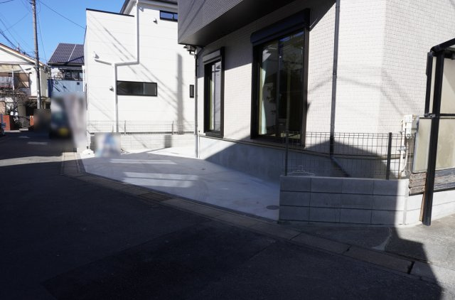 草加市谷塚上町 新築分譲住宅の駐車場