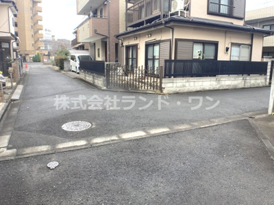 【前面道路含む現地写真】 | 所沢市東狭山ケ丘1丁目 | 陽当たりの良い南西角地です