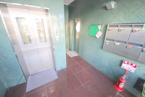 神田ビルのエントランス