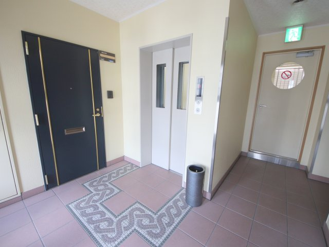 神田ビルの玄関