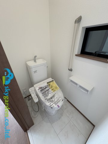 藤沢市鵠沼海岸6丁目　新築戸建　全2棟A号棟のトイレ|落ち着いた色調のトイレです