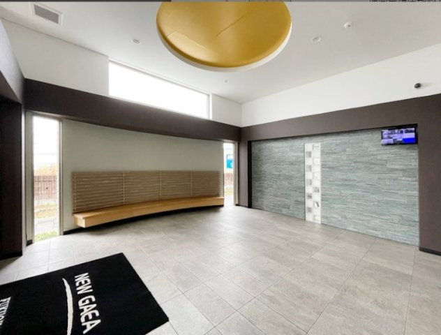 ニューガイア福岡東のエントランス