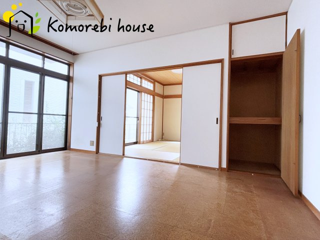 北本市中丸　中古一戸建ての居間・リビング|和室とつながるLDKです