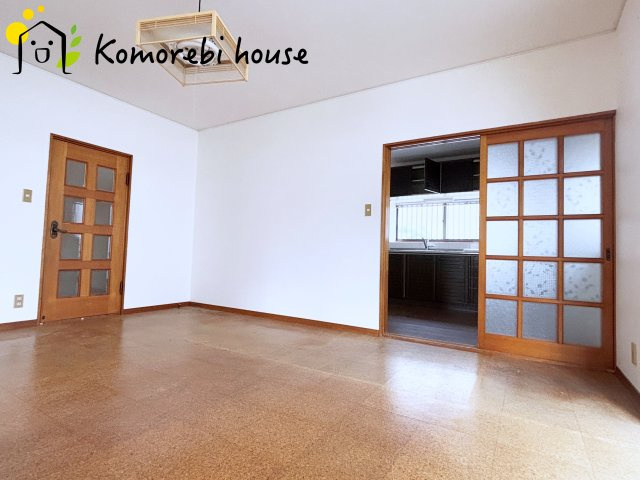 北本市中丸　中古一戸建ての居間・リビング|和室とつながるLDKです