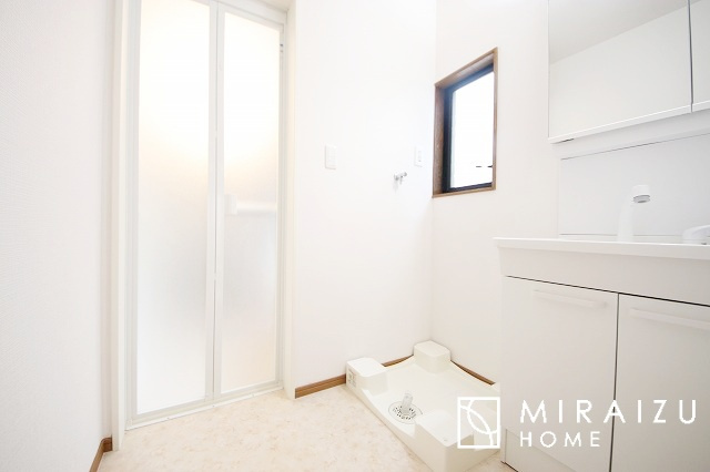 【独立洗面台】 | 洗面台です。収納棚もとても充実しております。コスメが大好きな奥様も、女子力高いご主人様もきっとご満足いただける収納力です。