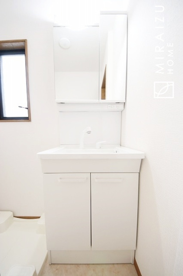 【洗面所】 | 洗濯機置き場と脱衣スペースもしっかりと確保されている洗面室、洗面コーナーは、窓から陽も差し明るく開放的な造りです。家事導線も良いので洗濯物やお湯はりもストレスフリーに毎日家事を楽しめそうです。
