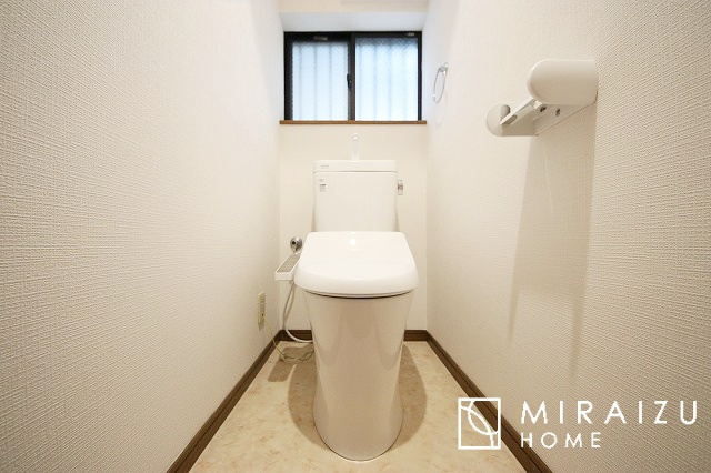 【トイレ】 | 空気の換気と光の明るさに配慮した清潔感のあるトイレ、ご自分の好きなアロマや芳香剤を置いて落ち着く空間を演出、一人になれる空間ですから、リラックスしたいですね。