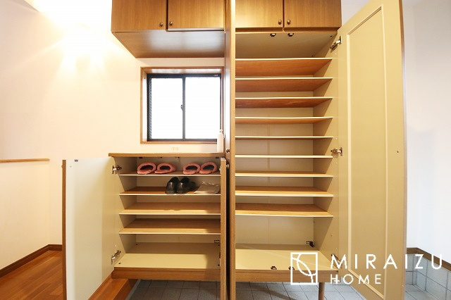 【玄関】 | いってきます♪ただいま♪明るい声が聞こえてきそうな玄関。ナチュラルなカラーがとても清潔感のある造りです♪
