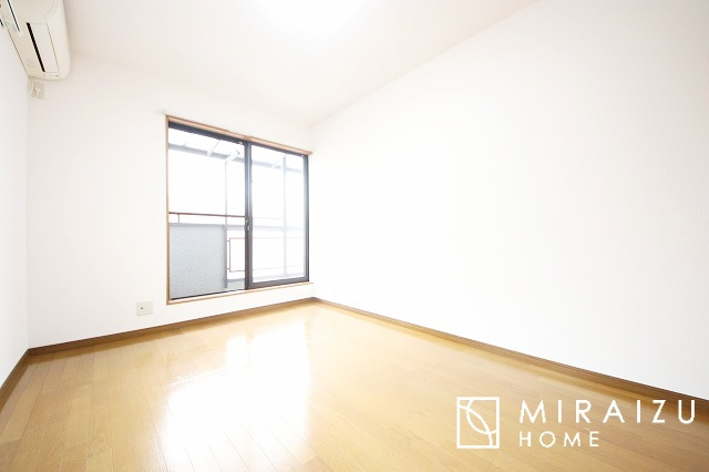 【洋室】 | 居心地の良さそうなリラックスできる空間。独立性のある建物ですので、ご自分の時間を大切にしたご家族様にぴったりです！
