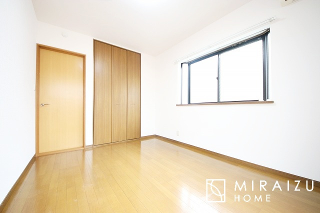 【寝室】 | 広さのある洋室は、ご夫婦様の寝室にぴったりですね。ご主人様の趣味のものや書斎などにも使用できるくらいの広さが嬉しいです。収納もばっちり完備してますのでお荷物が多いご家族様も安心してお暮しいただけます！