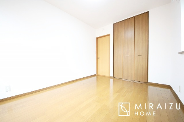 【子供部屋】 | お子様のお部屋にも主寝室にも使えますね。窓が二面についていますので採光もばっちり、空気の入れ替えもOK！自分のお部屋を持ちたいお子様の夢を叶えます！
