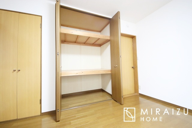 【収納】 | 収納力も自慢です。お洋服がお好きなお客様も多いですよね、衣替えをしなくてもお洋服をしまっておけそうなくらいの広さですね！
