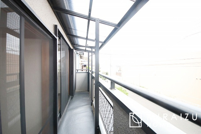 【バルコニー】 | 小鳥の鳴き声で目覚める朝、爽やかな風が入ります。太陽の陽射しでお洗濯物がカラッと乾き、気持ちの良い洋服とお布団で快適に過ごせます。