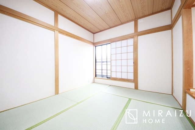 【寝室】 | 収納あり、自然な採光ありの洋室。家族みんなが気持ち良く目覚められる、過ごしやすい主寝室などにもお勧め。もちろん、ペットもご一緒に。