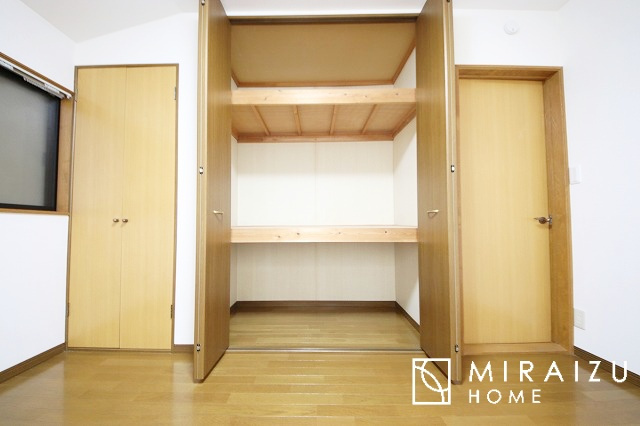 【洋室】 | 小鳥の鳴き声で目覚める朝、爽やかな風が入ります。太陽の陽射しでお洗濯物がカラッと乾き、気持ちの良い洋服とお布団で快適に過ごせます。