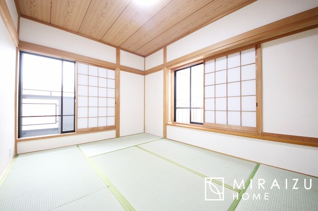 【収納】 | 収納あり、自然な採光ありの洋室。家族みんなが気持ち良く目覚められる、過ごしやすい主寝室などにもお勧め。もちろん、ペットもご一緒に。