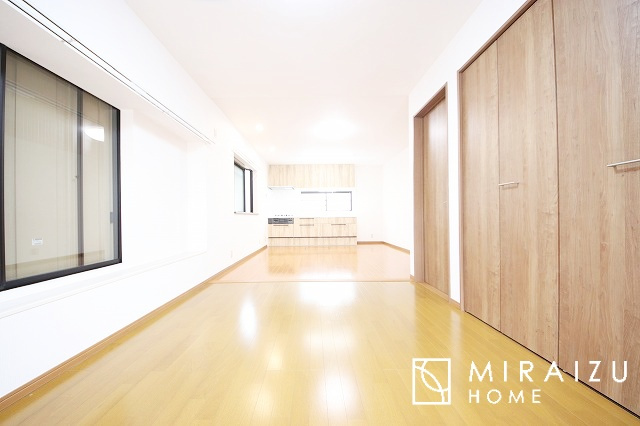 【居間・リビング】 | 陽当たりが心地の良いリビング空間です。日中はカーテンを開けて自然な光を取り込みリラックスして過ごしたいですね、照明器具もセンスの良いものを使いたいですね。
