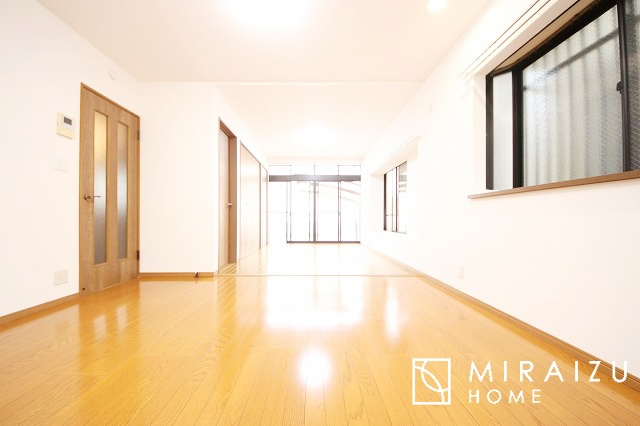 【居間・リビング】 | 大きな窓が特徴のリビングでは、太陽光も沢山取り込むことが出来てお家の中にいても日光浴が可能ですね、開放的な空間です。インテリア選びも楽しそう、ご家族様で相談しながらインテリア配置も楽しみたいです